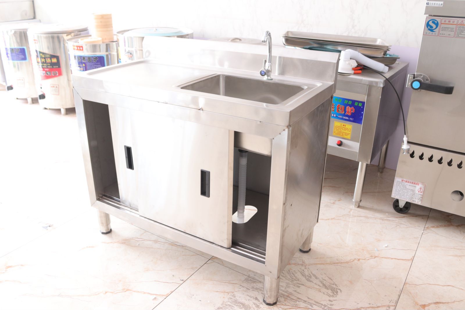 Chân hộp 30×30mm và thanh giằng hộp 25×25mm đảm bảo độ ổn định Chân hộp 30×30mm và thanh giằng hộp 25×25mm đảm bảo độ ổn định