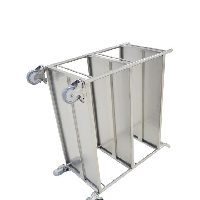 Xe đẩy được trang bị bánh xe bằng cao su chống tr Xe đẩy được trang bị bánh xe bằng cao su chống tr