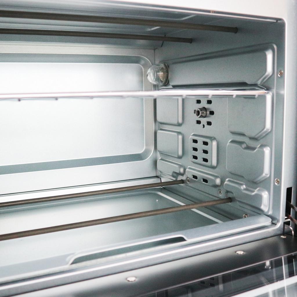 Ảnh cận cảnh chi tiết vỏ thép sơn tĩnh điện của lò nướng Sanaky với tem và logo chính hãng