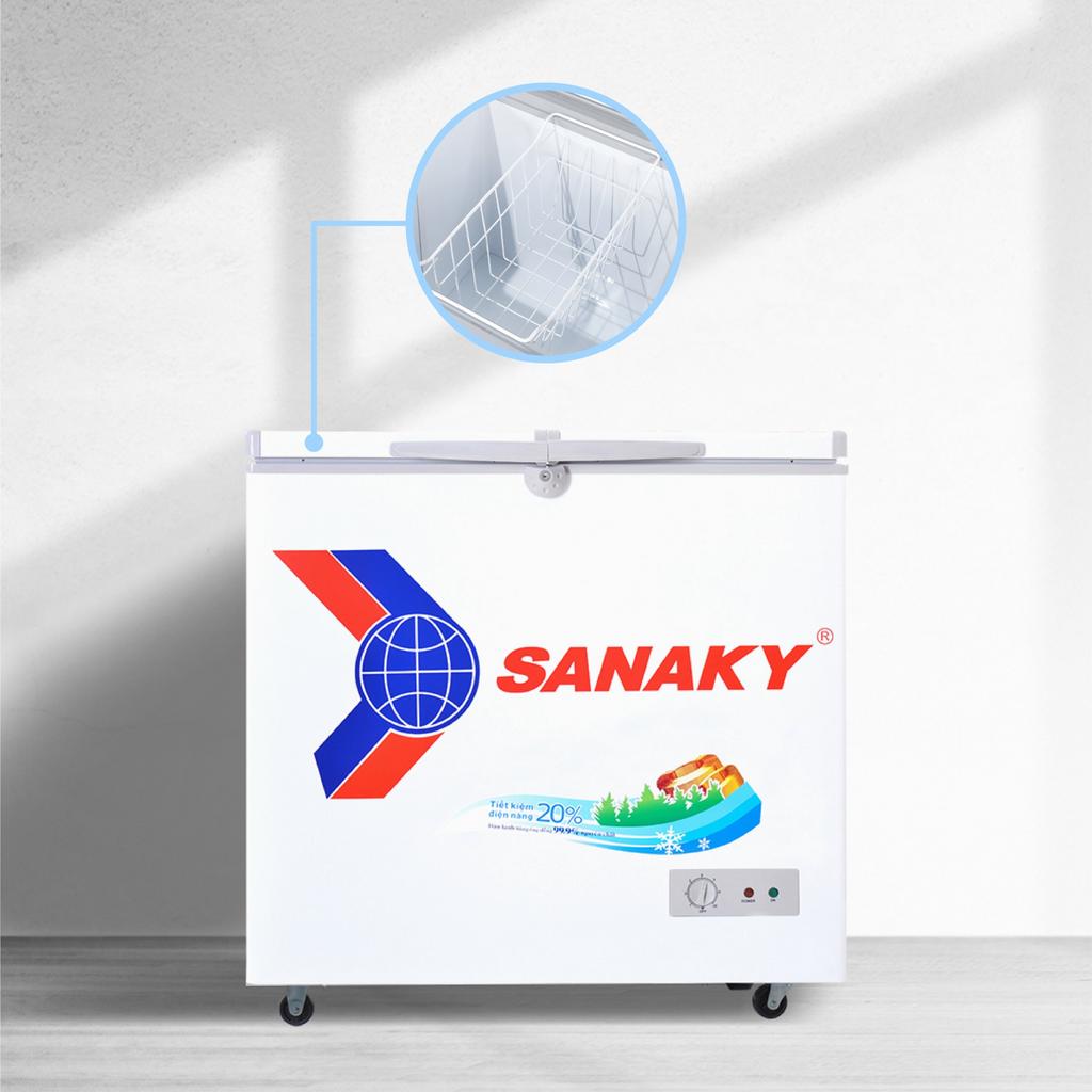 Ảnh tủ đông Sanaky VH-2599A1 thể hiện thiết kế dàn lạnh đồng và bánh xe