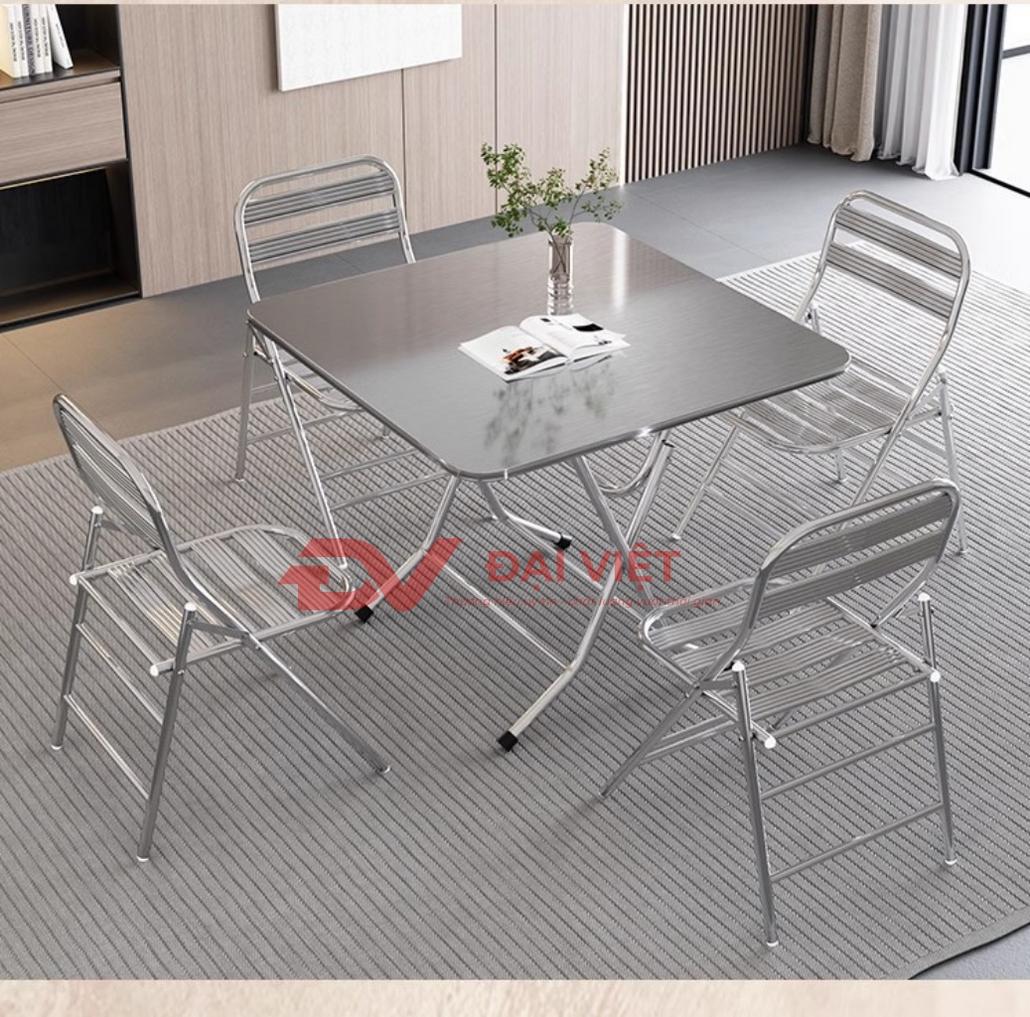 Bàn inox 304 sáng bóng không gỉ sét trong môi trường bếp nhà hàng