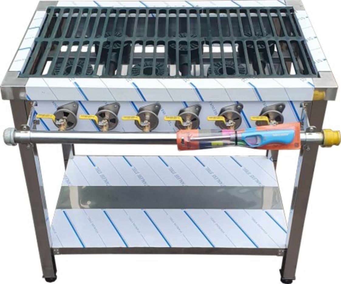 Bếp ga giàn 900 – 6 nhỏ trong không gian bếp công nghiệp hiện đại với thiết kế inox bền bỉ và kiềng gang đúc chắc chắn