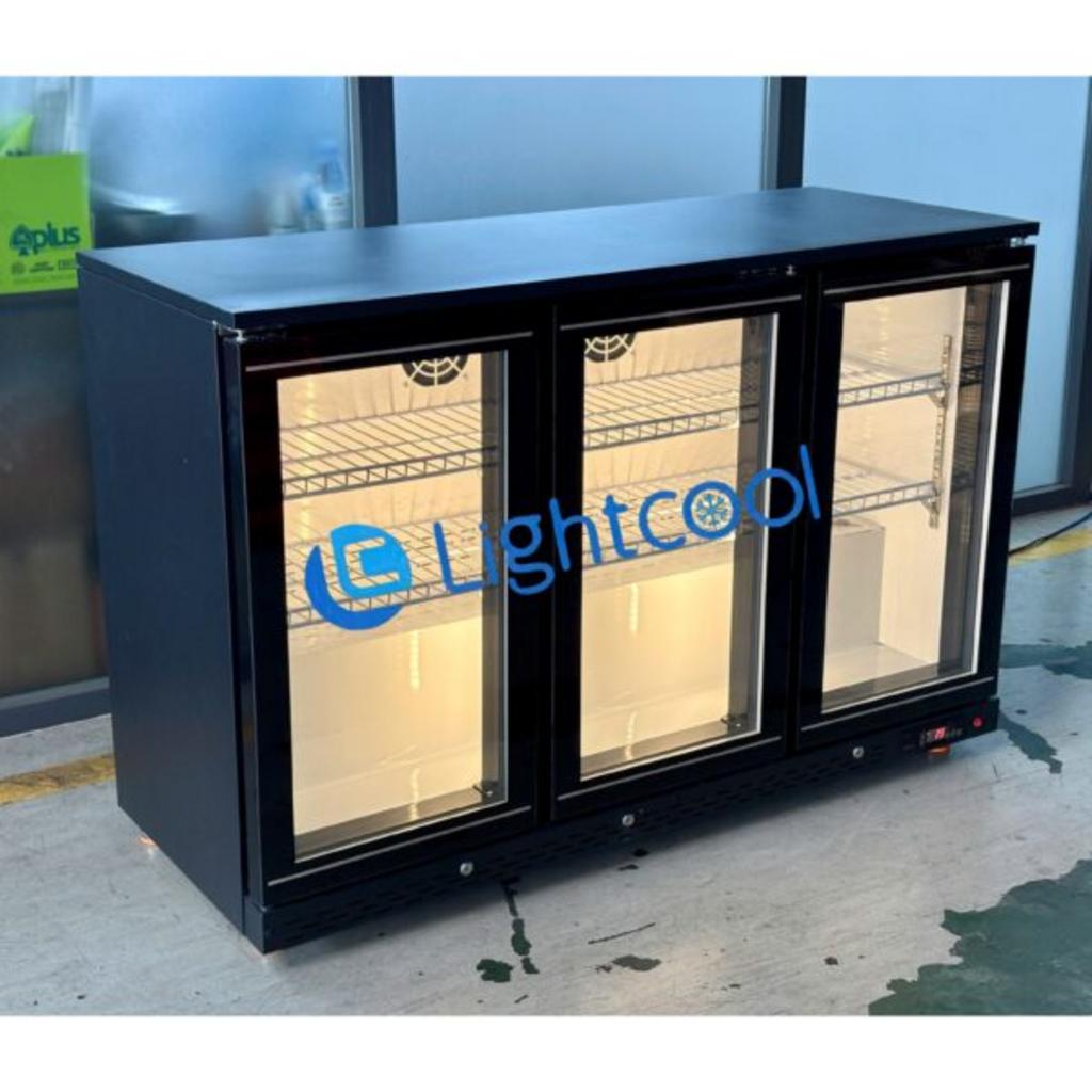 Cận cảnh bảng điều khiển điện tử và hệ thống làm lạnh quạt gió của tủ mát Lightcool LS-1350