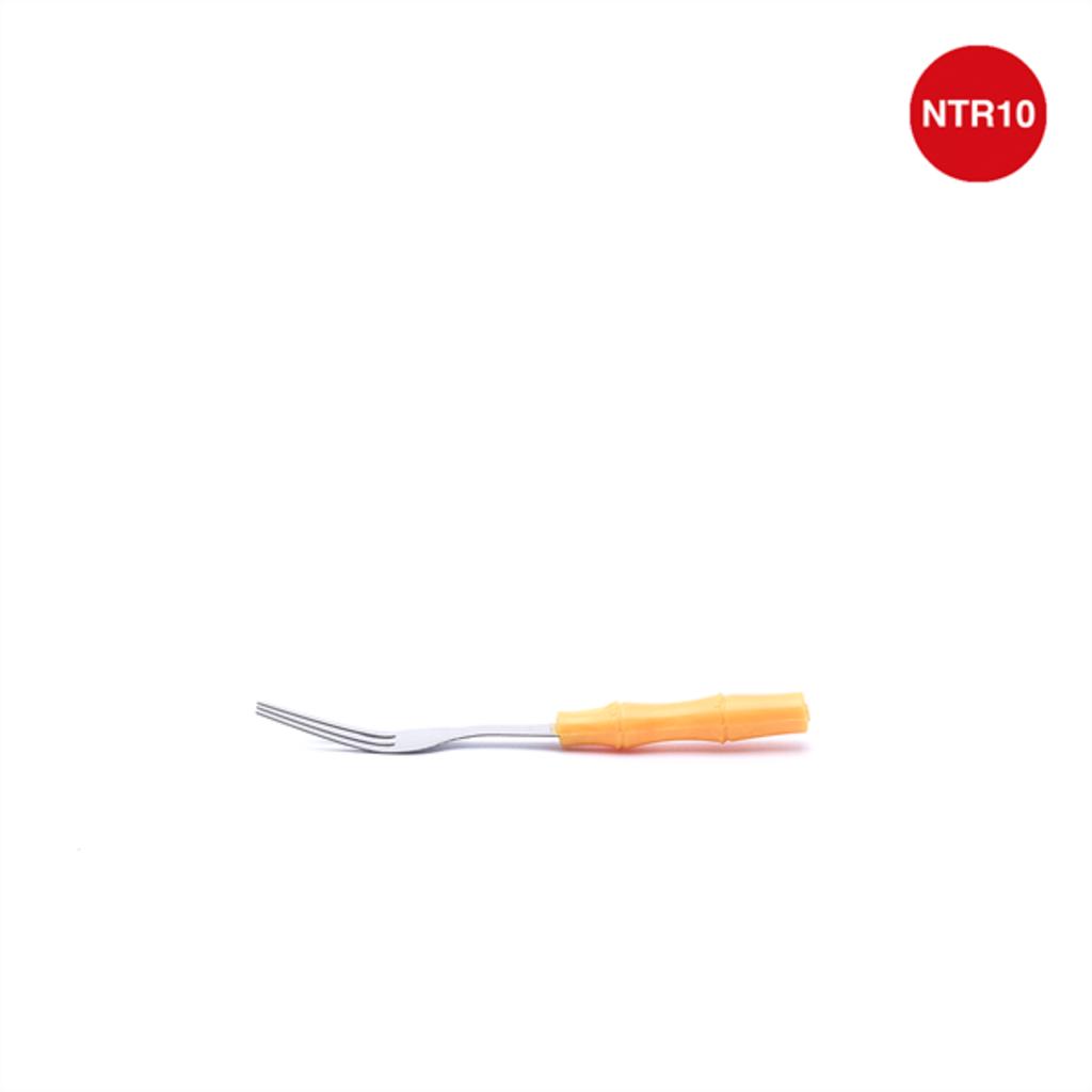 cận cảnh nĩa inox sáng bóng răng nĩa sắc nét, tay cầm người dùng cầm chắc chắn