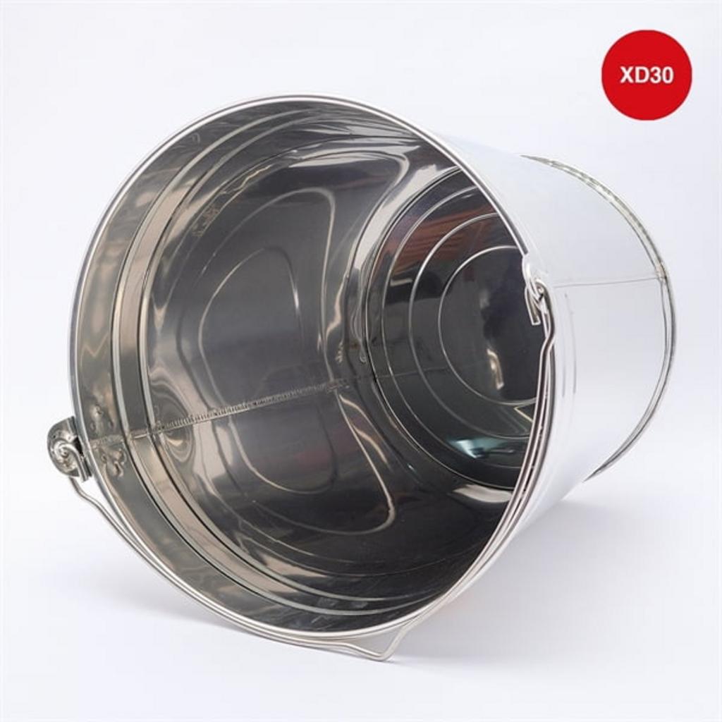 Cận cảnh quai xách và bề mặt inox của xô đá