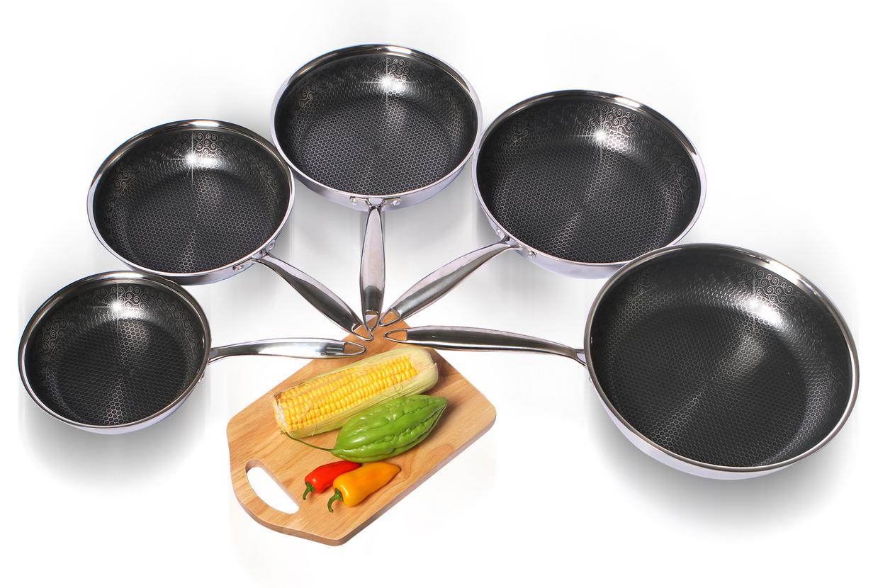 Chảo liền khối Black Cube trên bếp hiện đại, chất liệu inox sáng bóng, thiết kế tiện dụng