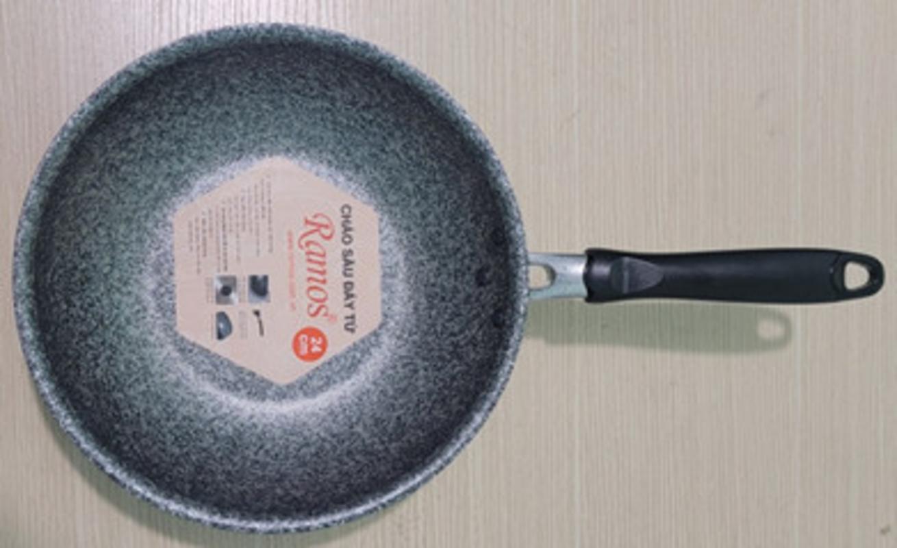 Chảo xào cán sâu đáy từ Ramos màu đen đặt trên bếp từ hiện đại nhìn cận cảnh