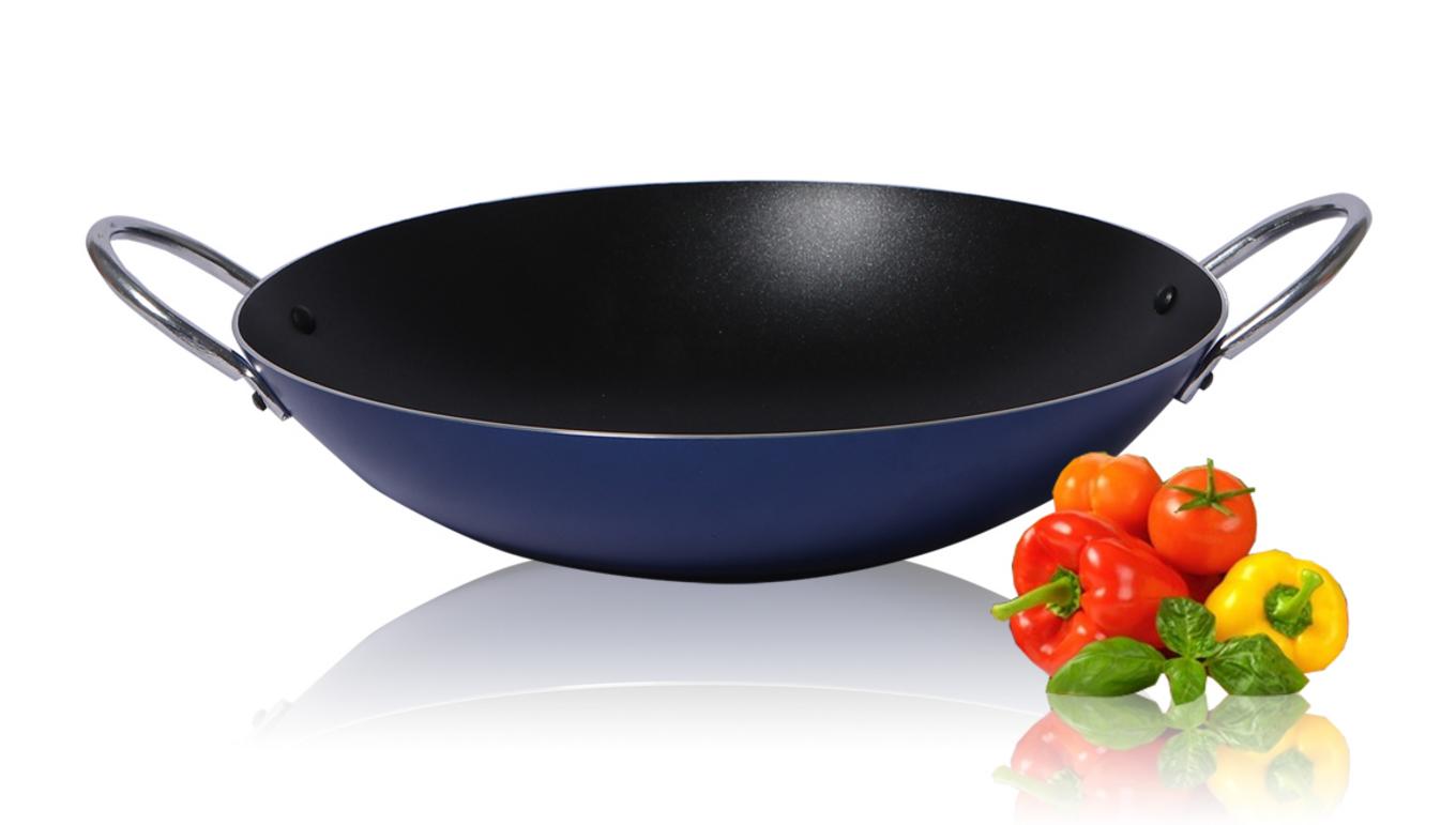 Chảo xào hai quai vật liệu nhôm màu xanh dương và đen bếp gas truyền thống Việt Nam