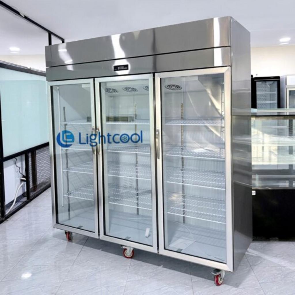 Chi tiết bề mặt inox sáng bóng của tủ mát Lightool LS-1200F