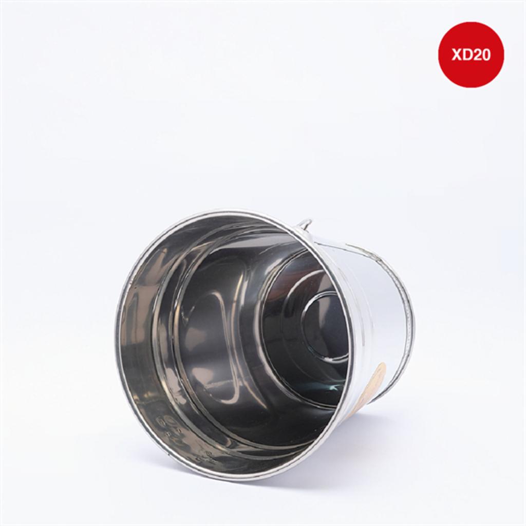 Chi tiết quai cầm xô đá inox và bề mặt sáng bóng phản chiếu ánh sáng