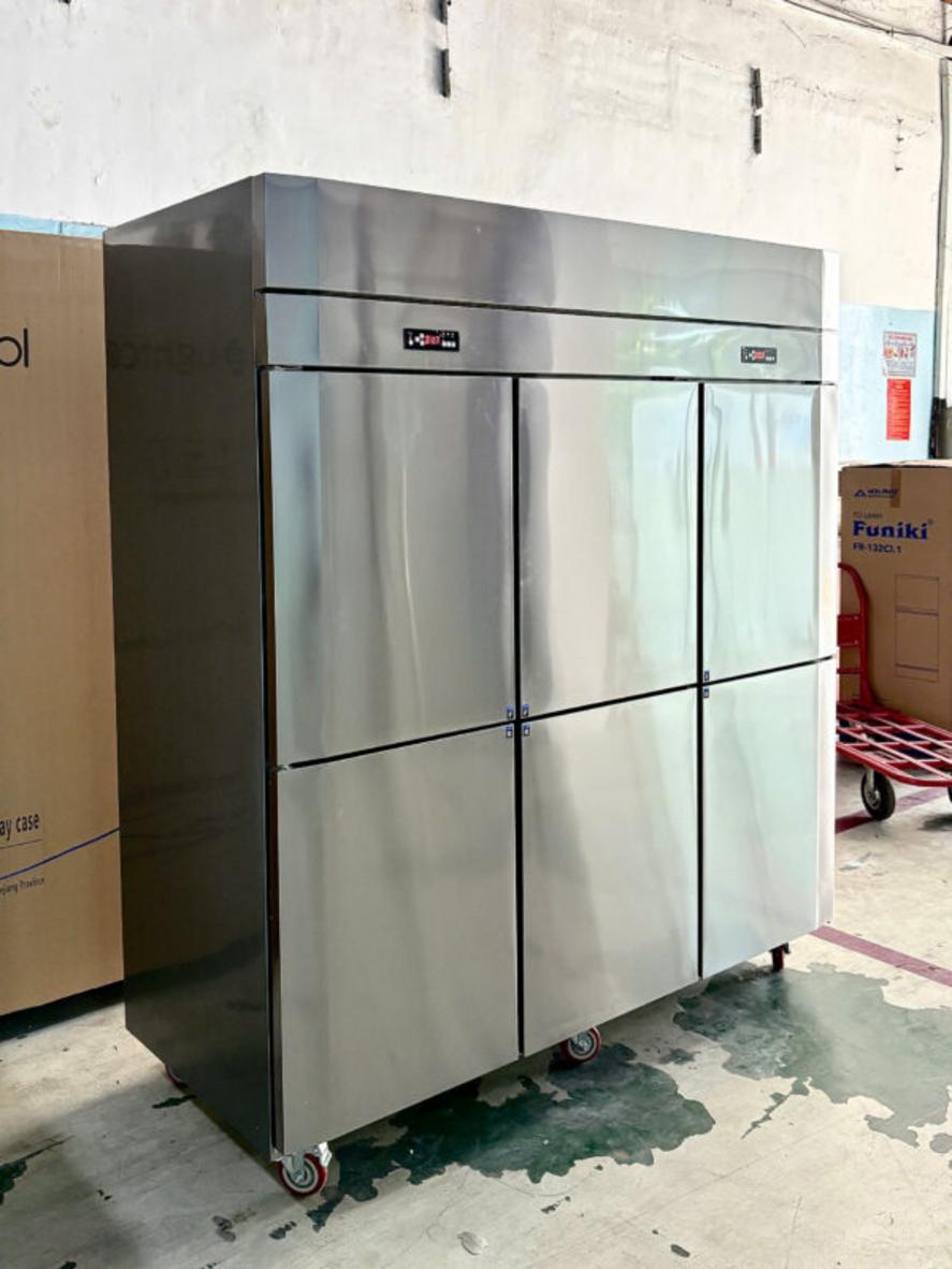 Chi tiết tủ đông 6 cánh với bảng điều khiển điện tử và bánh xe tiện lợi
