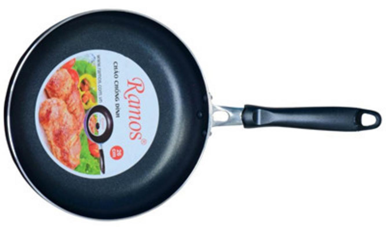 close-up-of-hand-holding-a-frying-pan-with-food-sliding-off-easily-without-sticking-showing-non-stick-surface