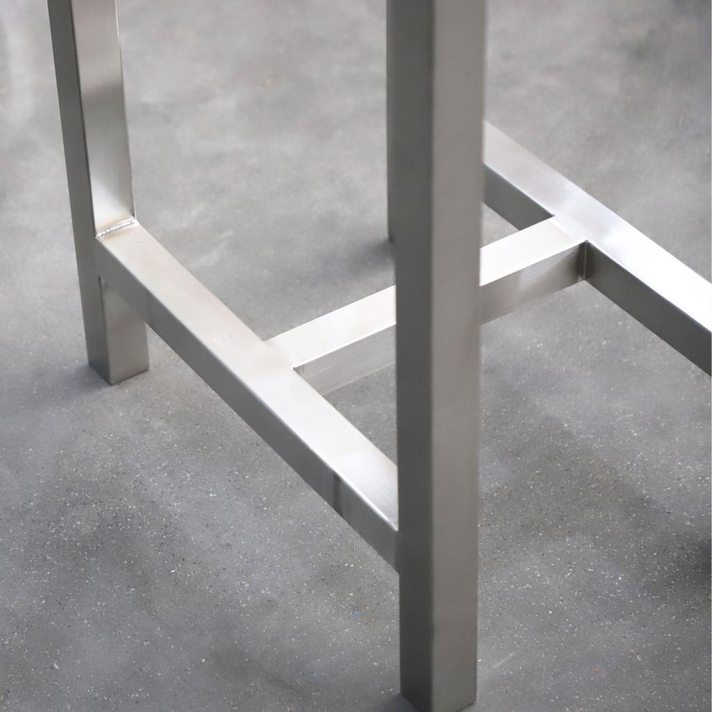 Ghế inox gấp gọn đặt trong không gian nhỏ