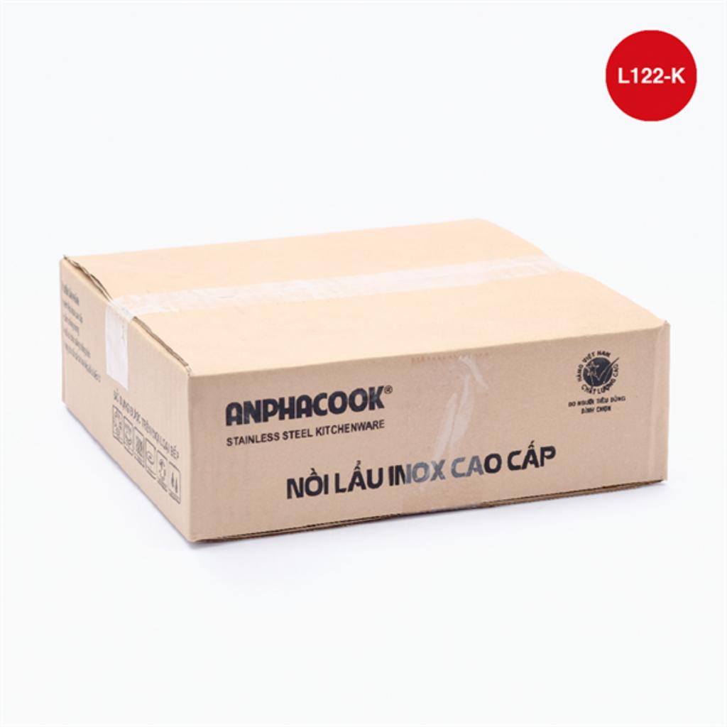 Hình ảnh minh họa người nội trợ nấu lẩu bằng nồi inox size 22 nắp kính trên bếp gas