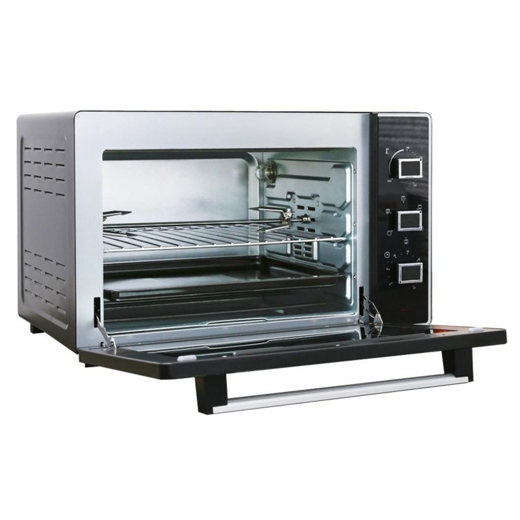 Hình ảnh người sử dụng đang vệ sinh lò nướng Sanaky bằng khăn mềm