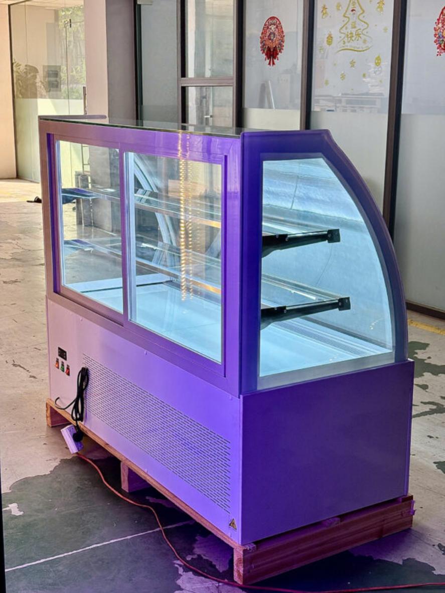 Hình minh họa hướng dẫn sử dụng tủ bánh kem Lightcool DG-1500Z kính cong gồm bảng điều khiển điện tử và tủ đang hoạt động