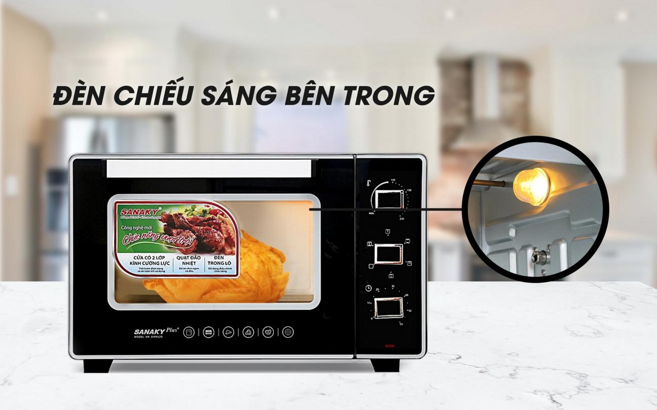 Lò Nướng Sanaky VH-3599S2D/N2D đặt trong bếp hiện đại Việt Nam có thực phẩm đang nướng bên trong nhìn qua cửa kính