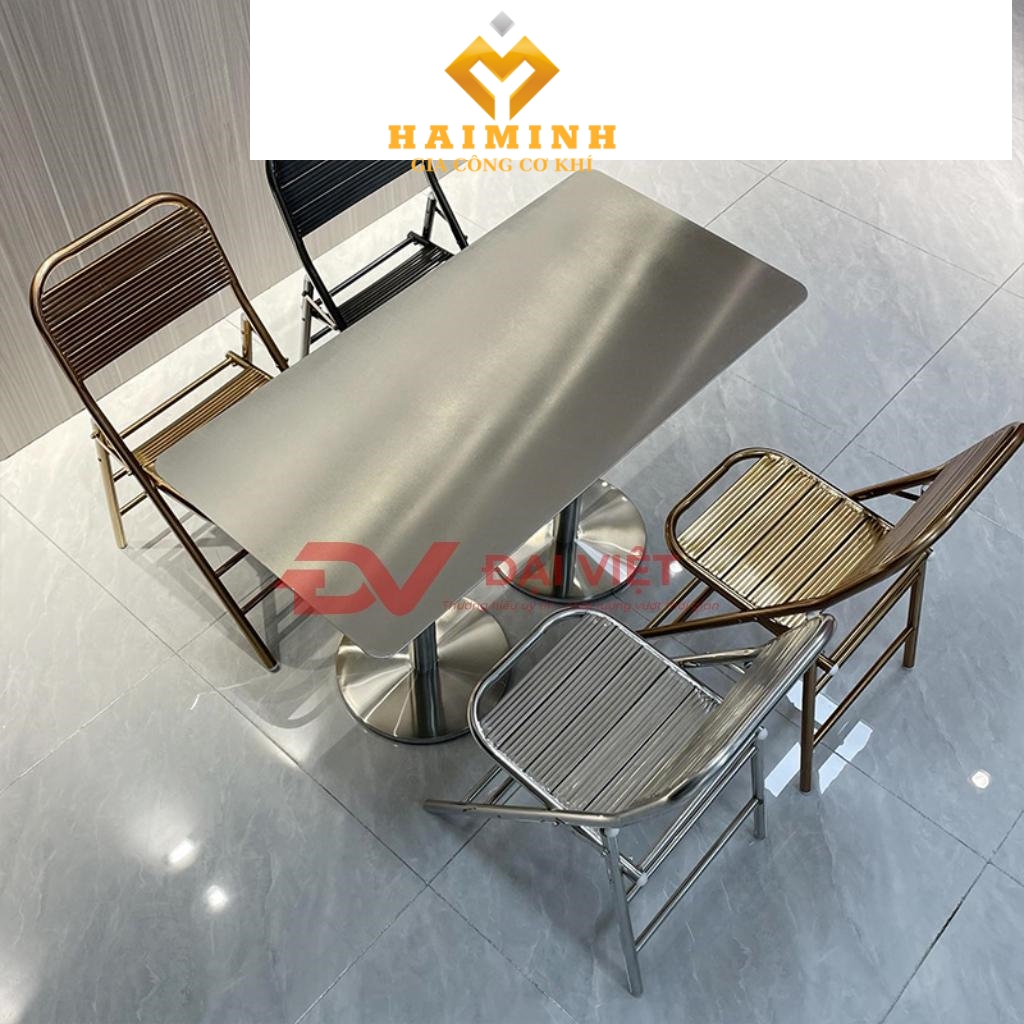 Mặt bàn inox sáng bóng dễ dàng vệ sinh sạch sẽ trong không gian bếp