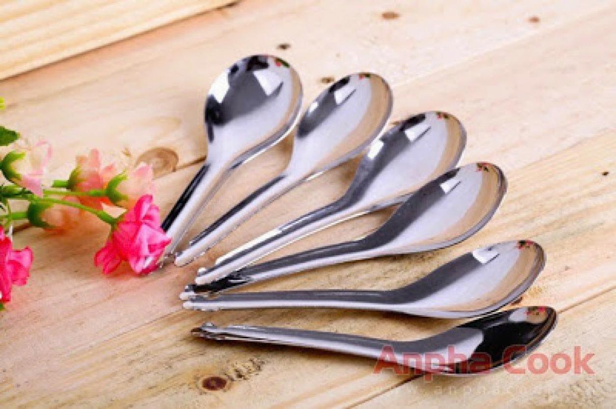 Muỗng canh tròn inox 304 sáng bóng trên nền bếp sạch, ánh sáng tự nhiên