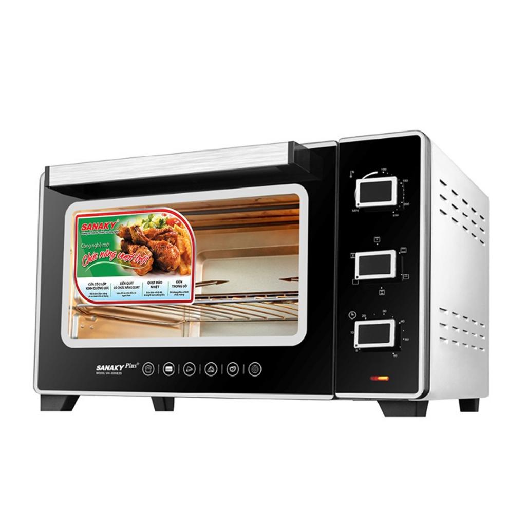 Người dùng đang sử dụng Lò Nướng Sanaky VH-3599S2D/N2D và lau chùi vệ sinh sau khi nướng