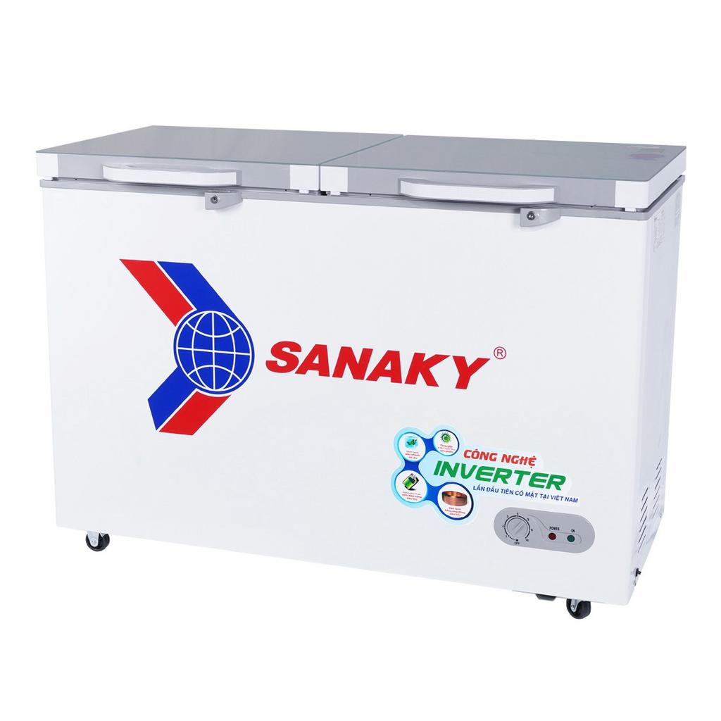 Người dùng đang vệ sinh và bảo trì tủ đông Sanaky tại nhà