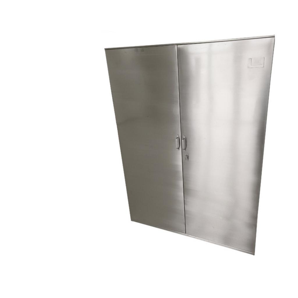 Người dùng lau chùi tủ inox 2 cửa