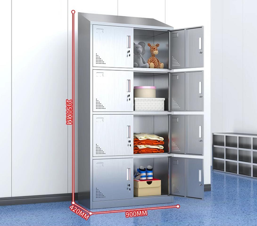 Người dùng ngăn nắp lưu trữ quần áo trong tủ inox