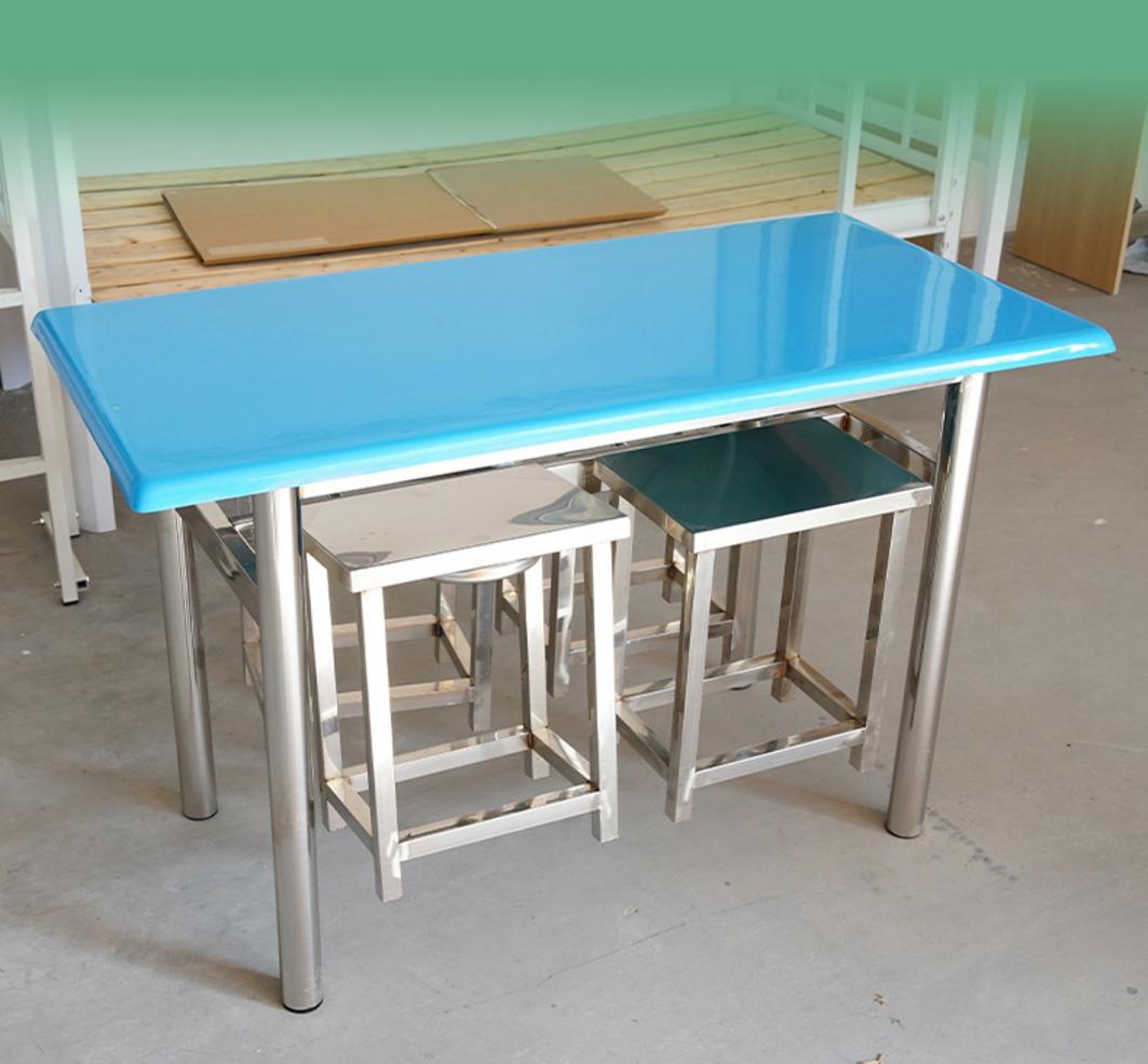 Người lau bàn inox sáng bóng trong nhà bếp