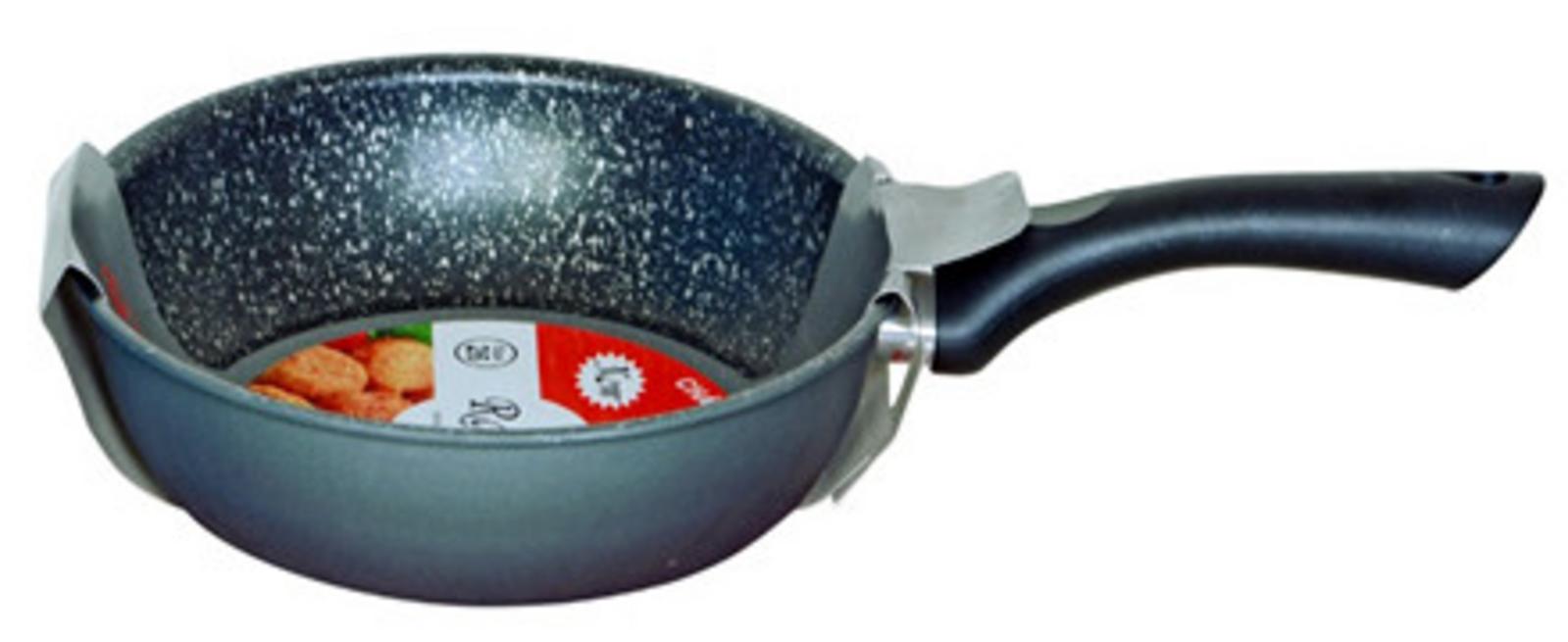 Người nội trợ dùng chảo sâu vân đá Ramos để chiên xào với nhiều món ăn, thể hiện tính năng an toàn và tiện dụng