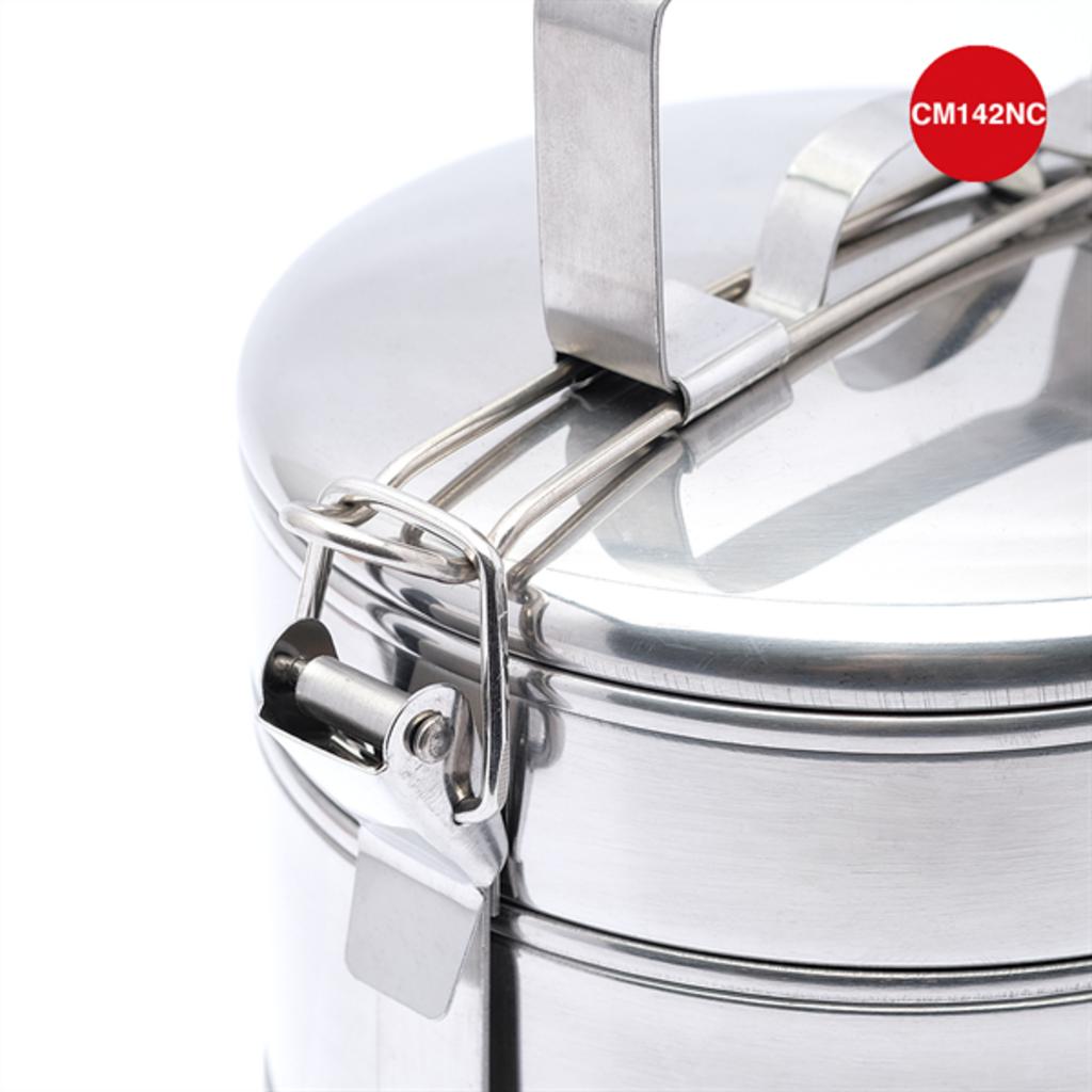 Người thợ cơ khí sử dụng cờ lê 14 x 2 NC để siết bu lông trong xưởng