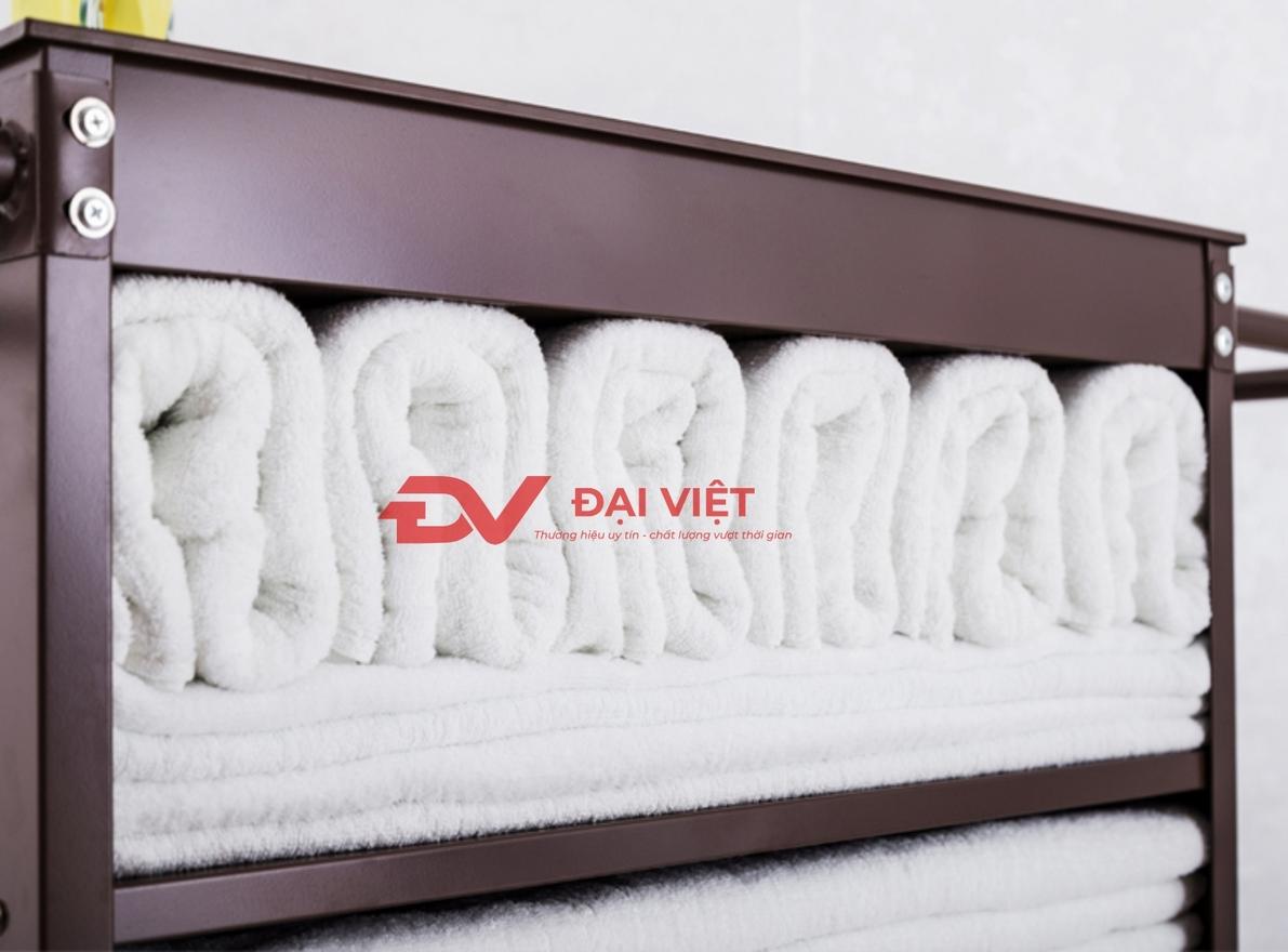 Nhân viên dọn phòng sử dụng xe dọn buồng khách sạn