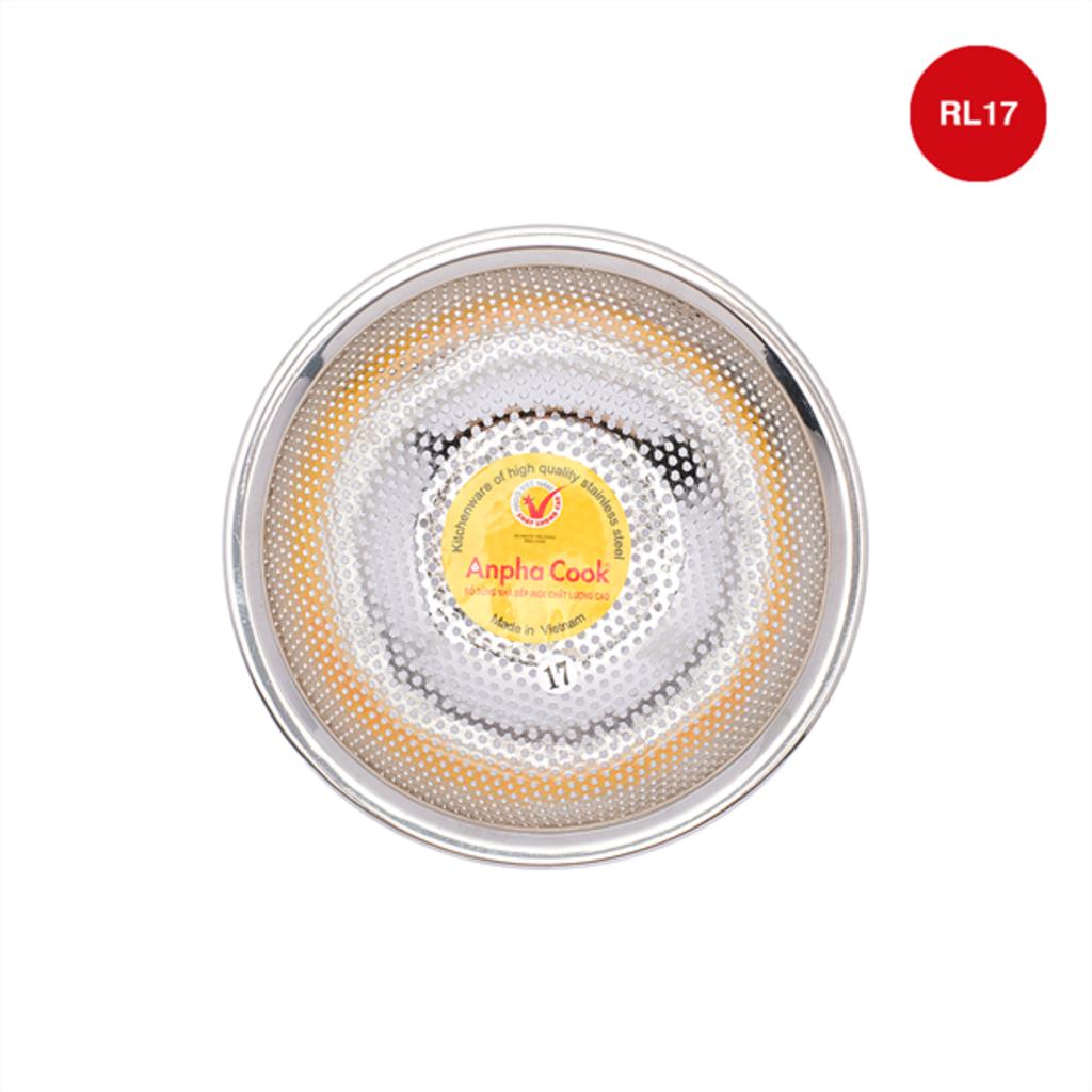 Rổ inox với thiết kế lưới thoáng đặt trên bàn bếp có rau củ bên trong