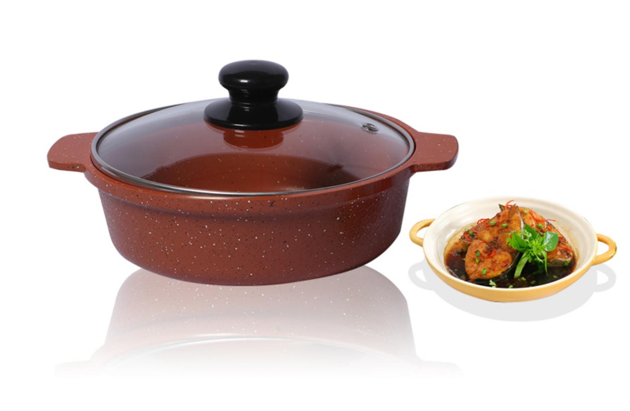 Thố đúc chống dính không từ Ramos với nắp kính cong, đặt trên bếp gas hiện đại