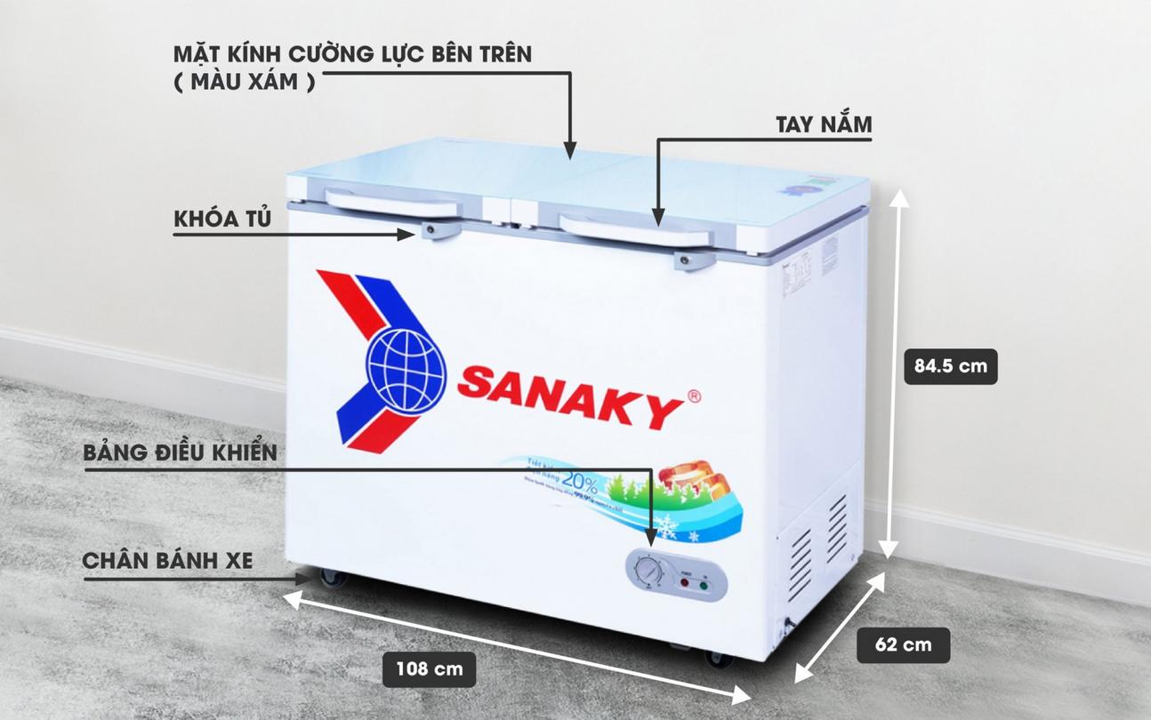 Tủ Đông Sanaky VH-2599A2K với 2 cánh kính cường lực màu xám đặt trong cửa hàng tạp hóa