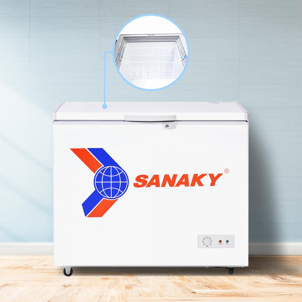 Tủ đông Sanaky với chi tiết dàn lạnh và bảng điều khiển nhận mạnh điểm khác biệt