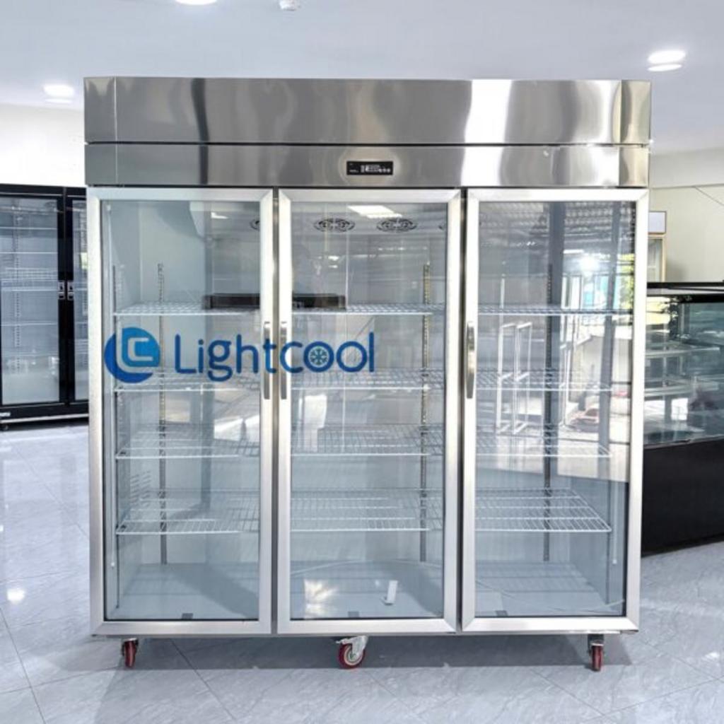 Tủ mát inox 3 cánh Lightool LS-1200F trong siêu thị hiện đại