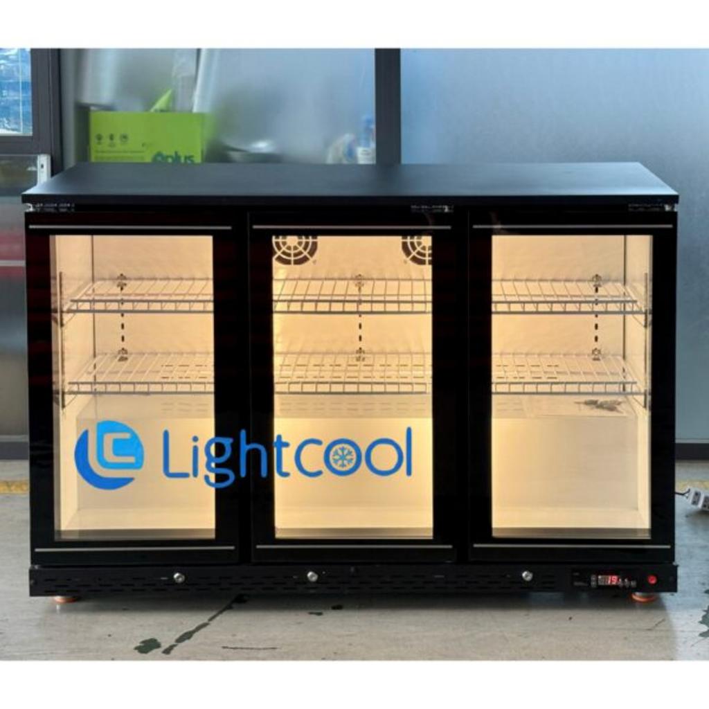 Tủ mát quầy bar Lightcool LS-1350 với 3 cánh kính sáng bóng, thiết kế đen sang trọng đặt tại quầy bar hiện đại