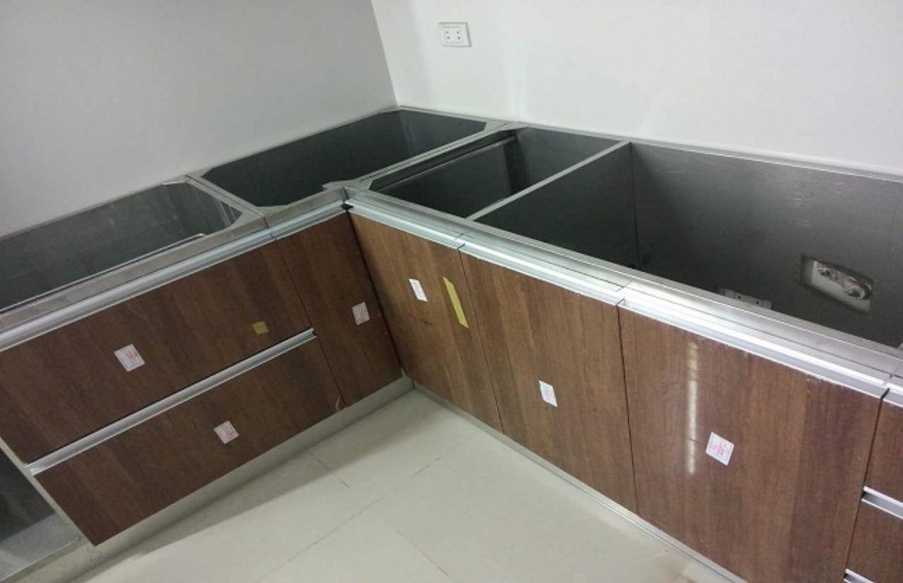 Cấu tạo tổng quan tủ bếp inox cánh kính: khung inox 304, cánh kính cường lực và viền nhôm anode.