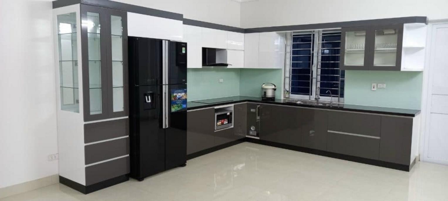 Bản lề và ray giảm chấn cho đóng mở êm.