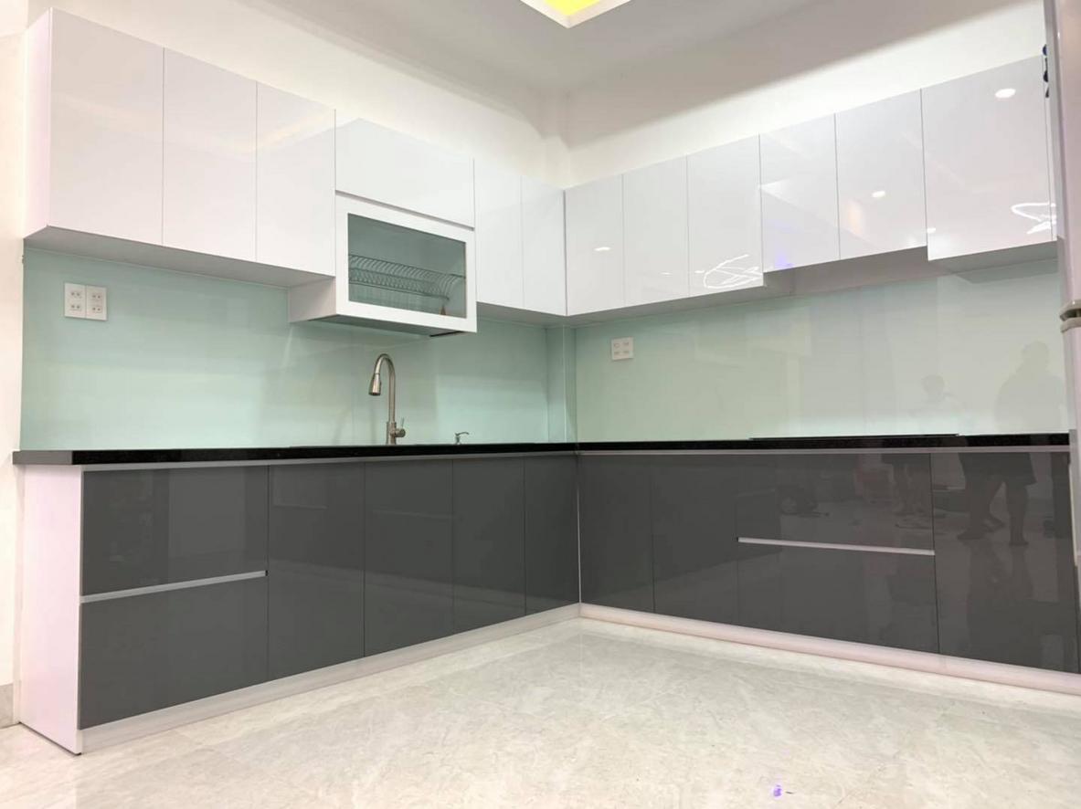 Tủ inox cánh kính trong bếp nhà hàng vận hành liên tục.