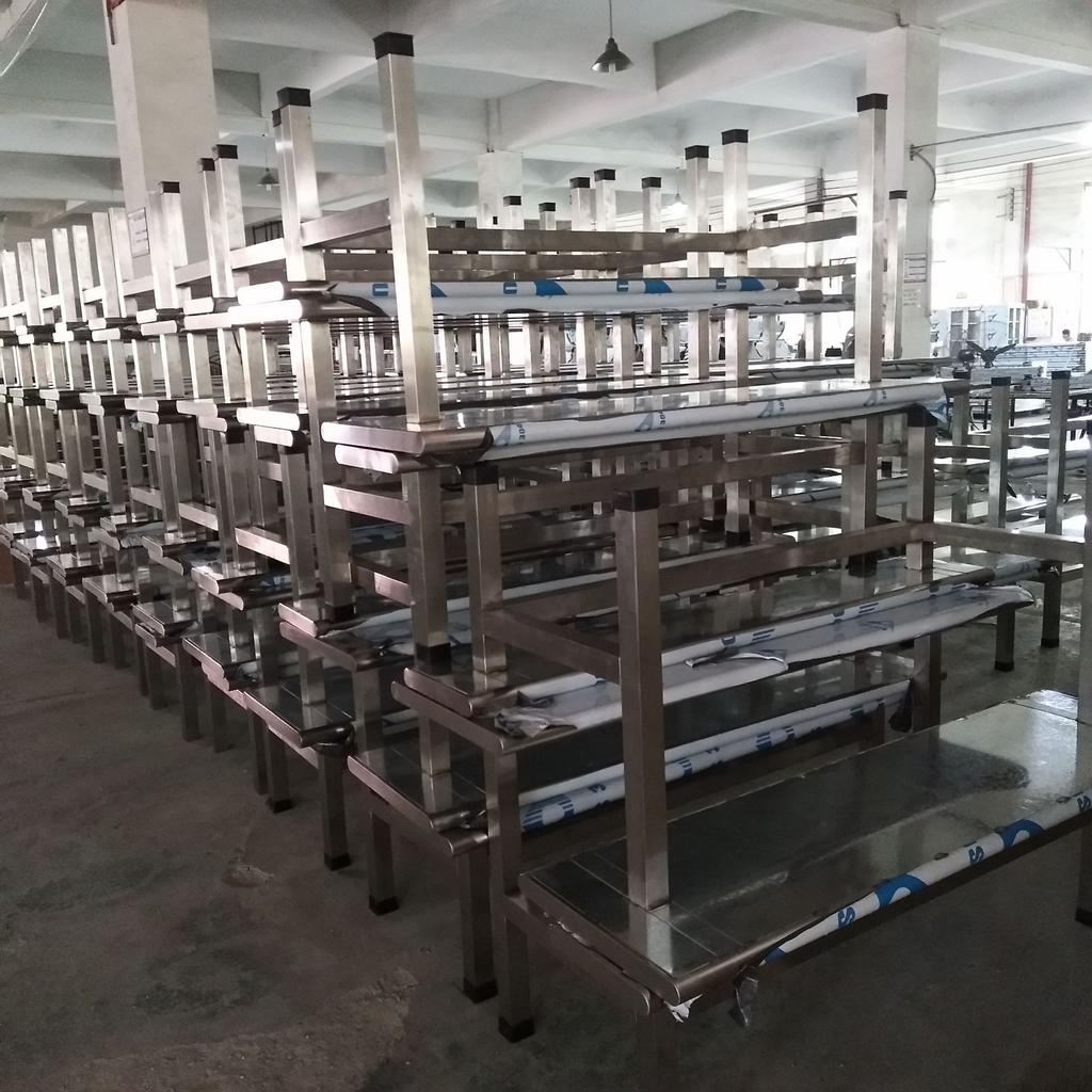 Hình ảnh tổng thể một khu vực nhà ăn sử dụng đồng bộ bàn ăn công nghiệp inox, thể hiện sự chuyên nghiệp và sạch sẽ.