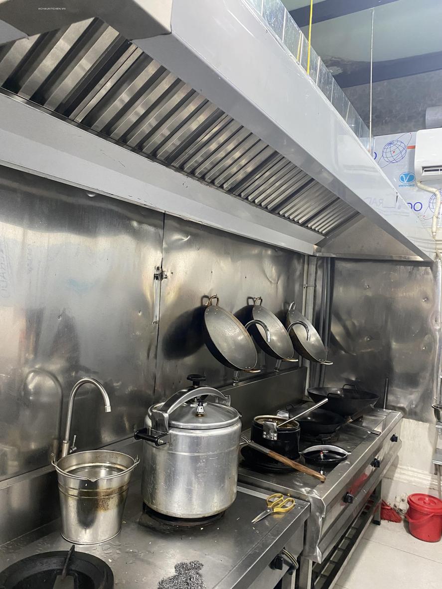 Chuyên gia kỹ thuật của Cơ Khí Hải Minh đang hướng dẫn vận hành cho nhân viên bếp.