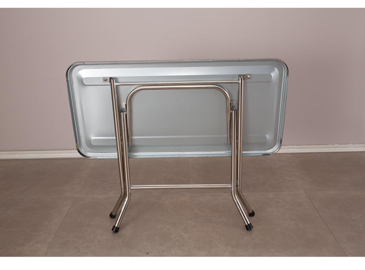 Một mẫu bàn inox vuông 304 tiêu chuẩn được sử dụng trong khu sơ chế của nhà hàng.