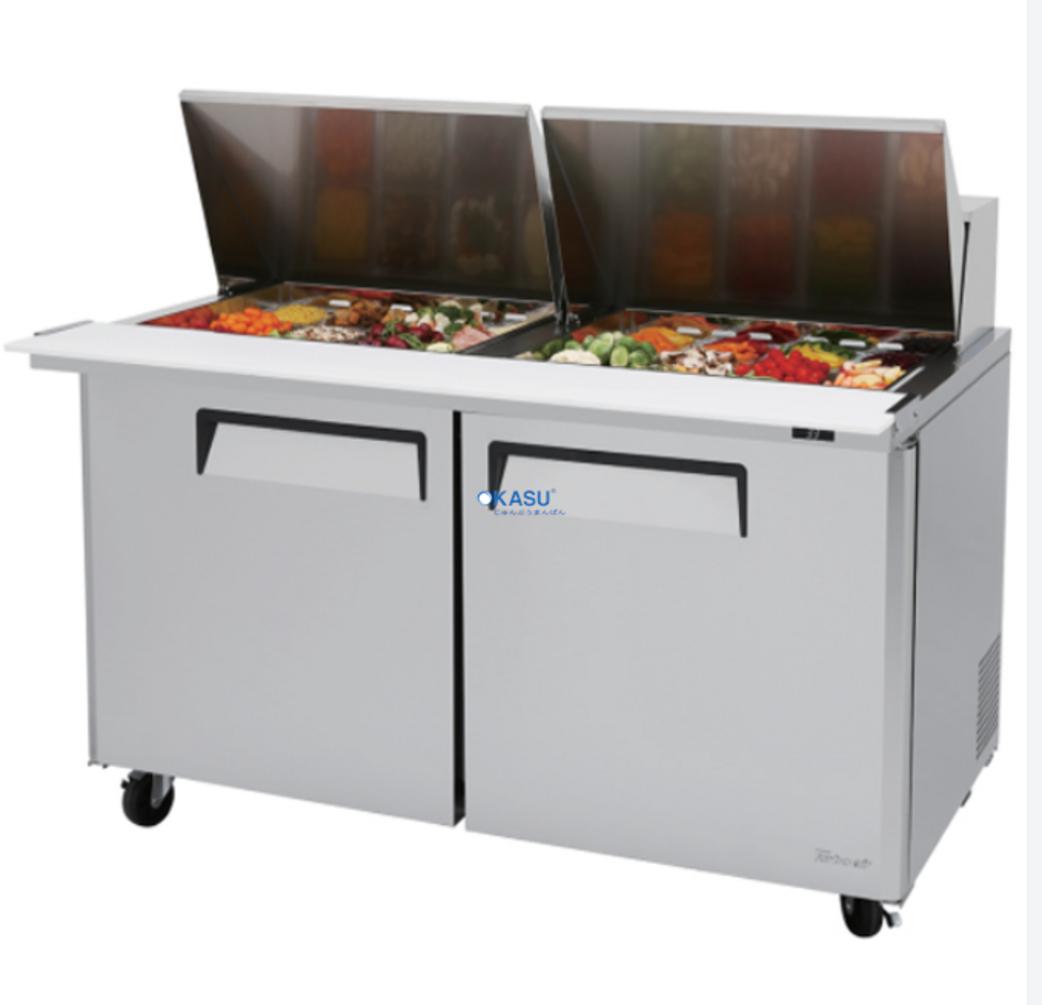 Hình ảnh một bàn salad công nghiệp đang hoạt động trong bếp nhà hàng chuyên nghiệp.