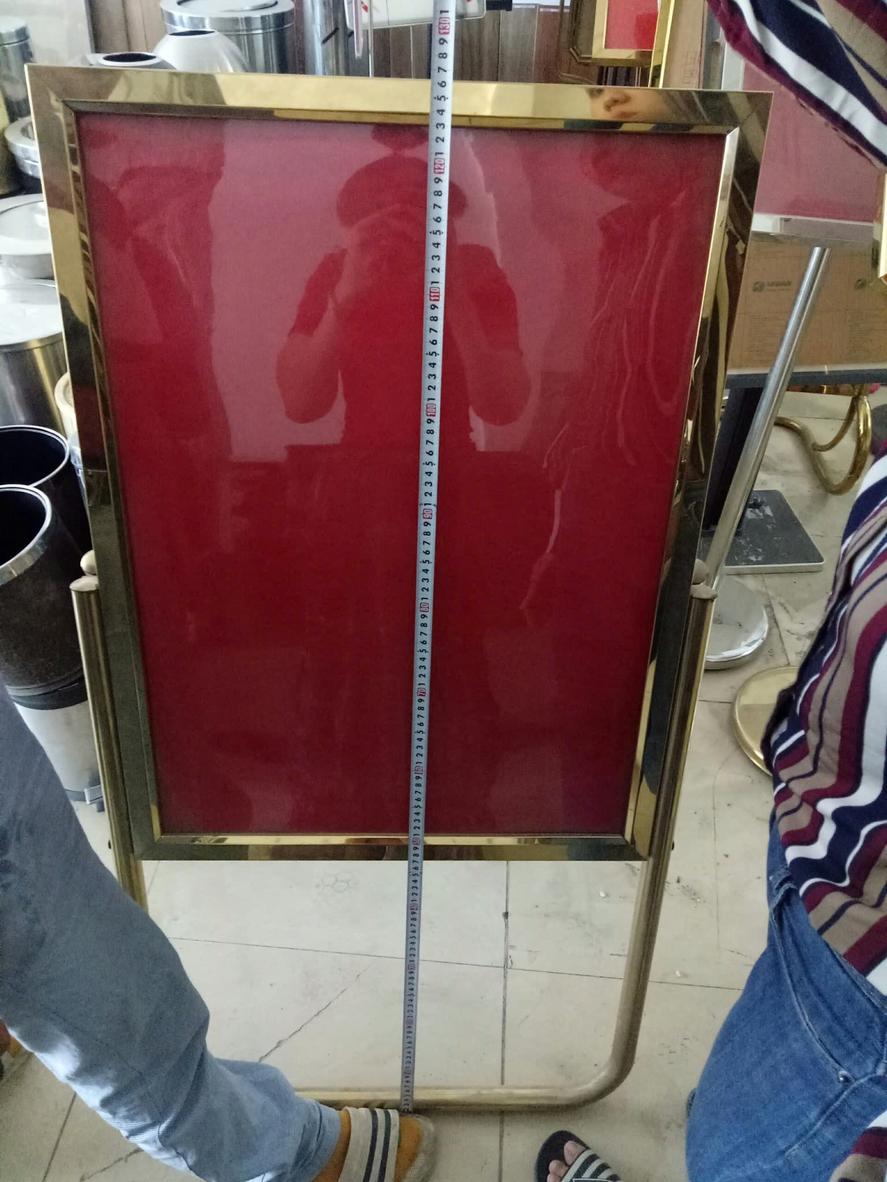 Chuyên gia营销 đang phân tích dữ liệu bán hàng trên bảng menu kỹ thuật số để tối ưu hóa lợi nhuận.