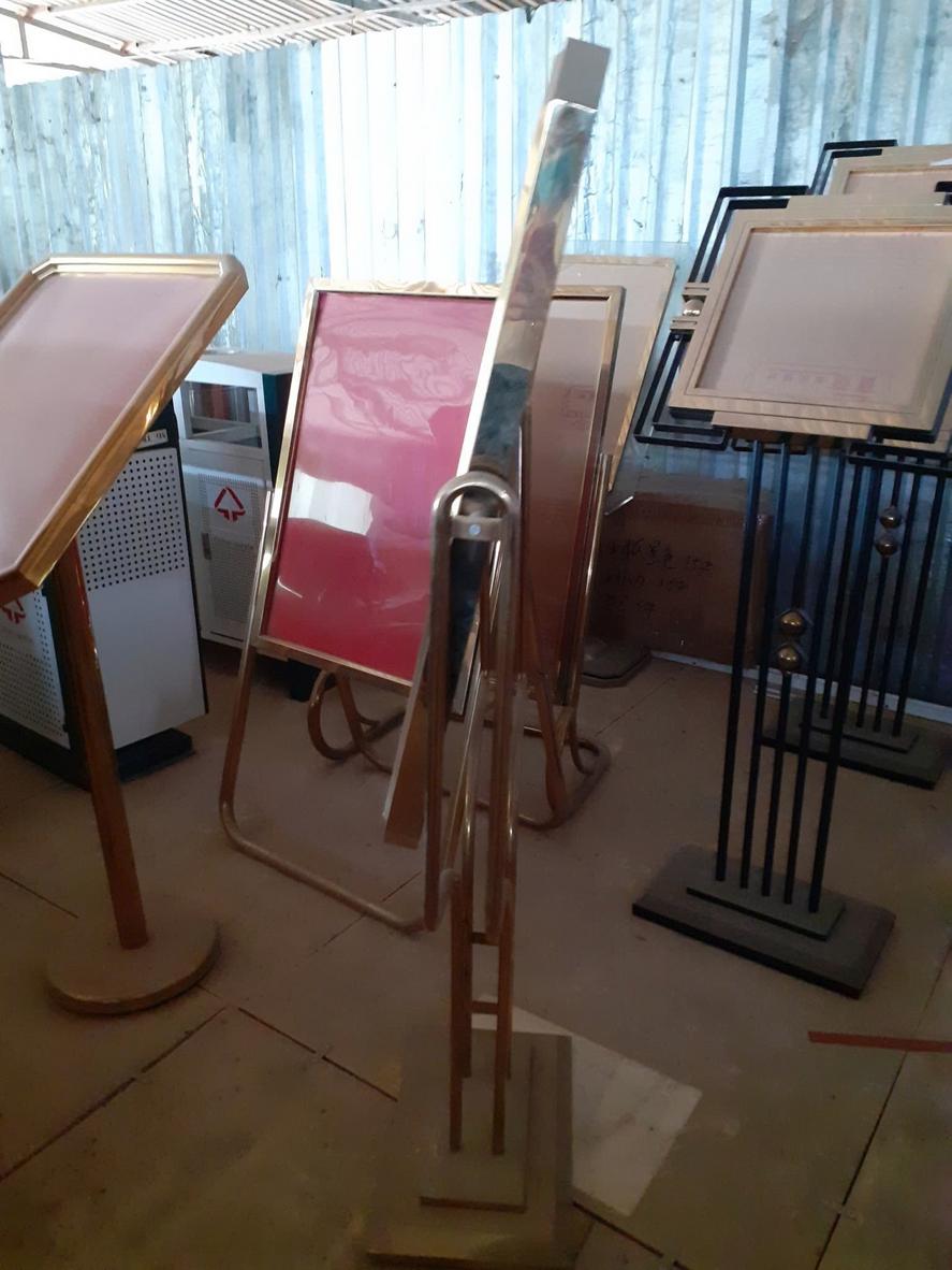 Một dãy các bảng menu với nhiều phong cách khác nhau được sử dụng trong nhà hàng, quán cafe và sảnh khách sạn sang trọng.