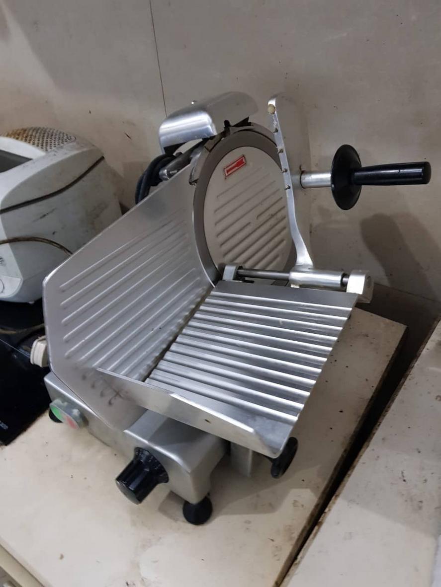 Bảng so sánh chi tiết thông số kỹ thuật của các dòng máy xay thịt, thái thịt và đùn xúc xích.