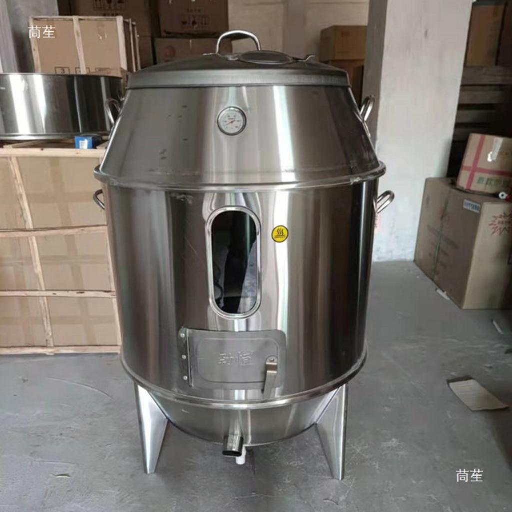 Kỹ thuật viên đang kiểm tra và bảo dưỡng hệ thống motor và béc đốt của lò quay vịt.