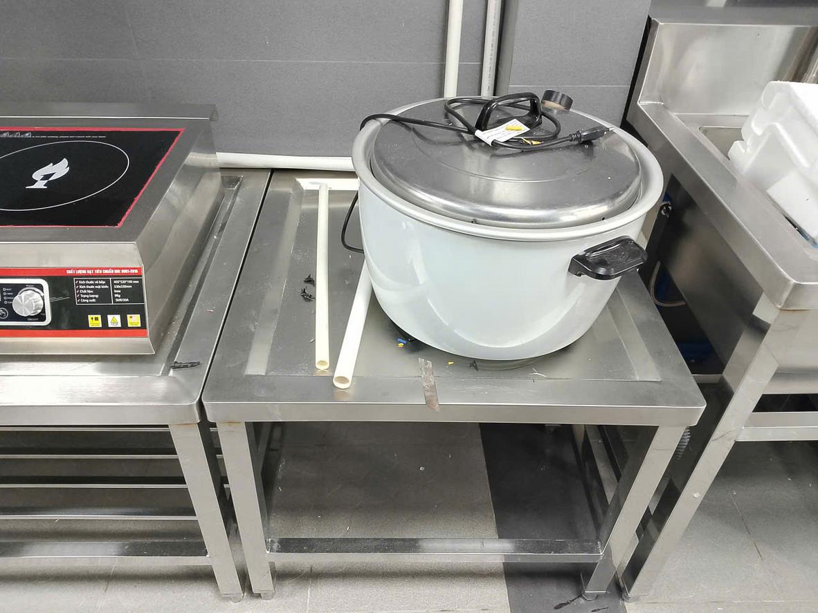 Biểu đồ so sánh chi phí vòng đời của bàn bếp inox so với các vật liệu khác.