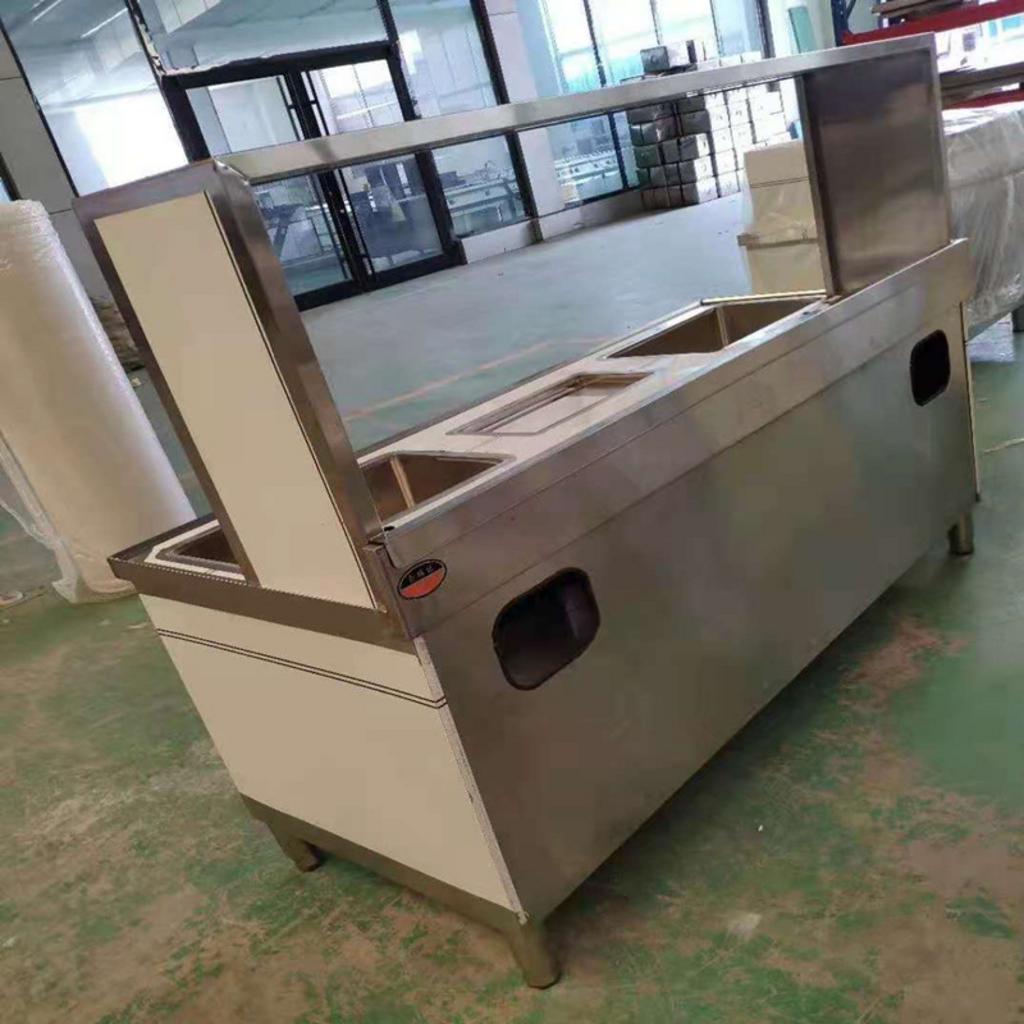 Một chuyên viên đang tư vấn cho khách hàng về các phương án thiết kế để tối ưu chi phí.